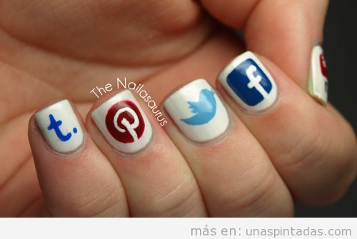 Dibujo de los logos de las redes sociales en tus uñas pintadas