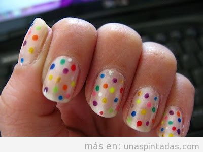 Diseño de uñas sencillo, con lunares de colores como el confeti