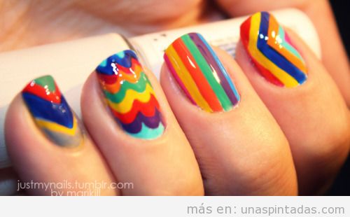 Decoración de uñas con muchos colores, como el arco iris