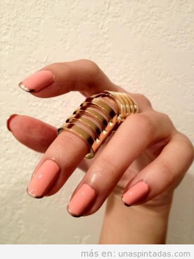 Nail Art con french manicure de color rosa palo y dorado