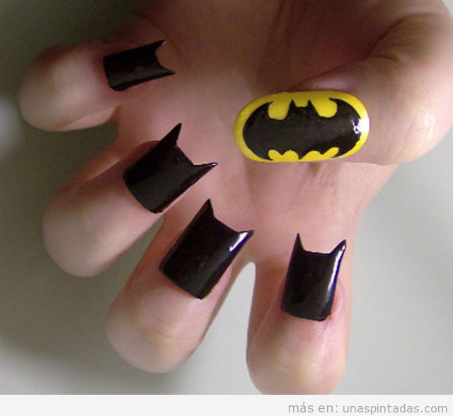 Nail Art, uñas esculpidas con la forma y el logo de Batman