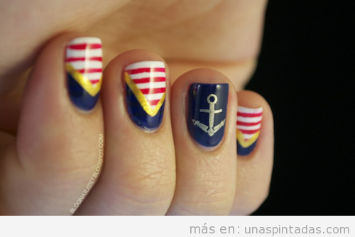 Decoración de uñas al estilo marinero, navy
