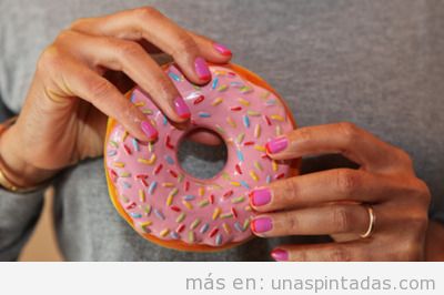 Decoración de uñas a juego con una rosquilla o donut del Dunking