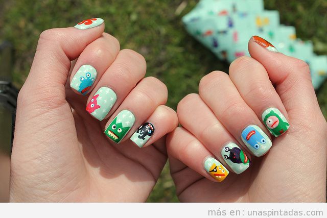Nail Art o decoración de uñas con dibujos de pequeños monstruos