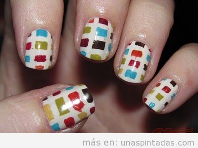 Nail Art con cuadrados de colores