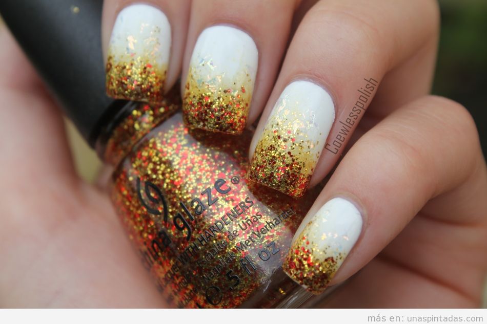 Diseño de uñas pintadas con base blanca y purpurina dorada