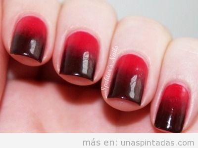 Nail Art o Uñas pintadas en degradado de rojo a negro