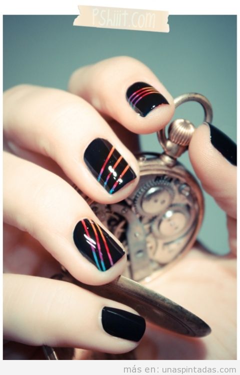 Diseño de uñas con un arcoiris sobre negro