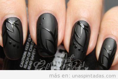 Decoración de uñas negro mate con dibujos en negro brillante