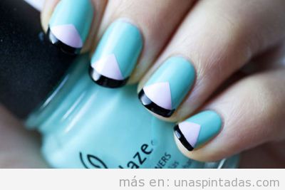 Diseño y decoración de uñas con triánglo azul y blanco, sencillo y fácil