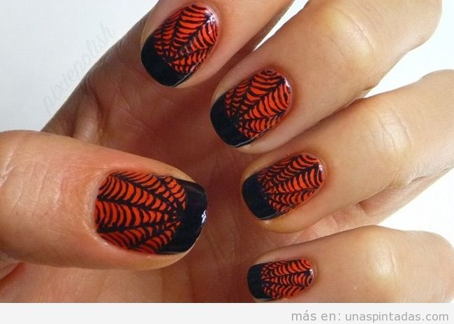 Diseño de uñas para Halloween con telarañas