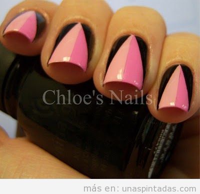 Decoración de uñas con triángulo rosa sobre fondo negro