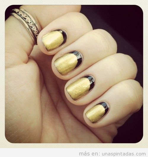 Decoración de uñas en oro y negro