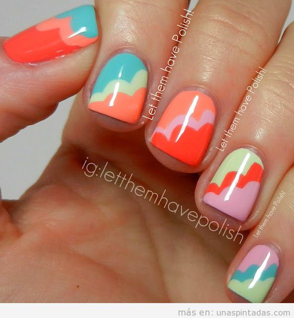 Decoración de uñas con nubes de colores en tonos pastel
