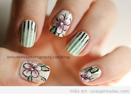 Diseño de uñas con dibujos de flores vintage
