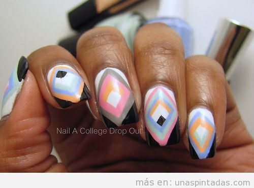 Diseño de uñas con motivos caleidoscópicos en tonos pastel