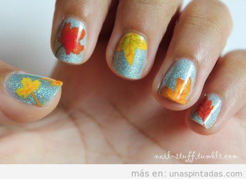 Diseño de uñas con dibujos de hojas secas de otoño