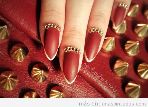 Diseño de uñas elegante en granate y dorado