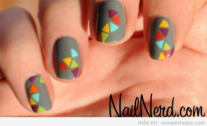 Diseño de uñas fácil en gris y triángulos de colores