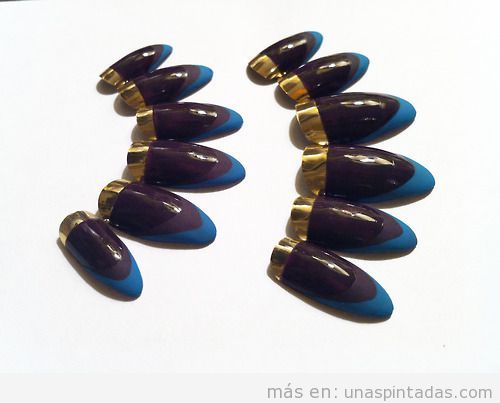 Diseño de uñas en bloques de colores azul, berenjena y dorado