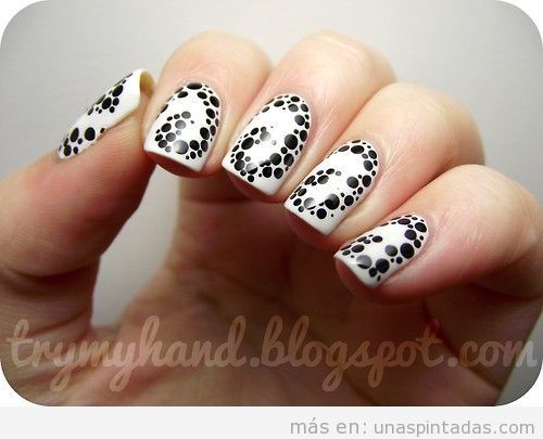 Diseño de uñas en blanco con pequeños puntos en negro