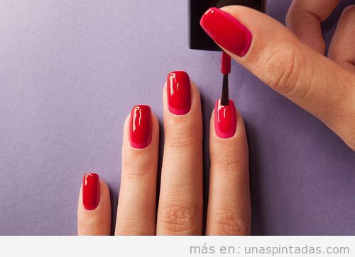 Decoración de uñas en dos tonos de rojo