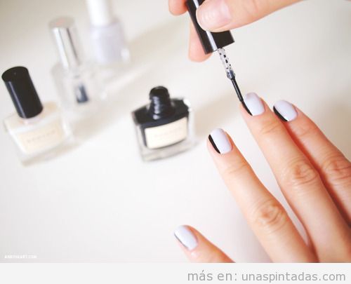 Decoración de uñas sencillo y fácil en blanco y negro
