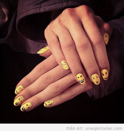Decoración de uñas con dibujos de smileys en amarillo