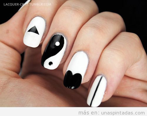 Decoración de uñas sencilla y fácil con dibujos en blanco y negro