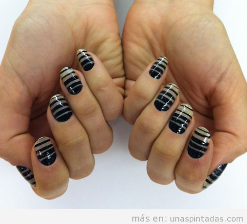 Decoración de uñas a rayas nudé y negro