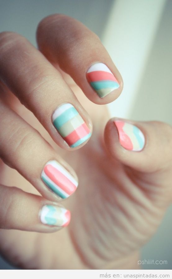 Decoración de uñas a rayas y ondas en tonos pastel