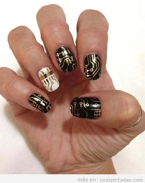 Diseño de uñas friki con circuitos en dorado