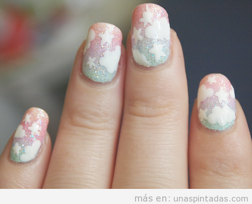 Decoración de uñas en tonos pastel, purpurina y dibujos de estrellas y nubes