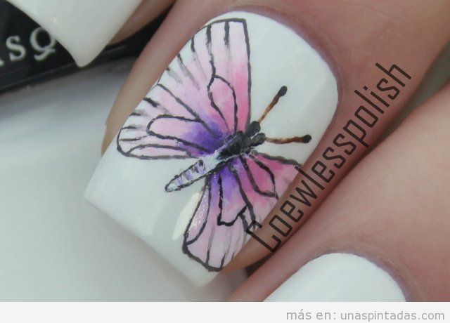 Diseño de uñas con dibujo de mariposa