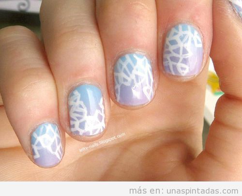 Diseño de uñas, degradado de lila claro a azul
