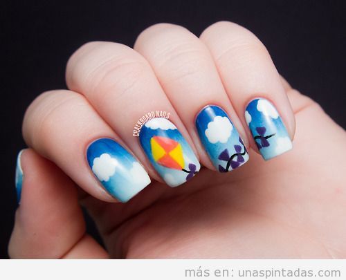 Diseño de uñas con dibujo de cometas, niños y cielo