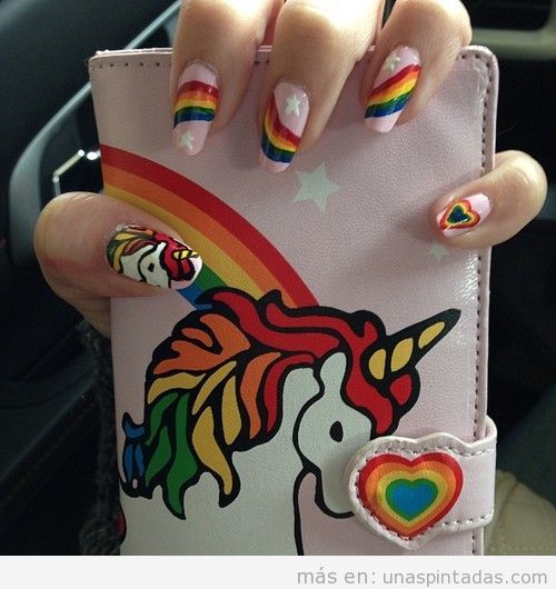 Diseño de uñas con dibujos de unicornios y arcoiris