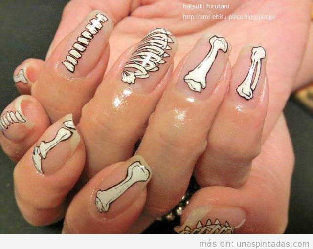 Huesos realistas dibujados en las uñas