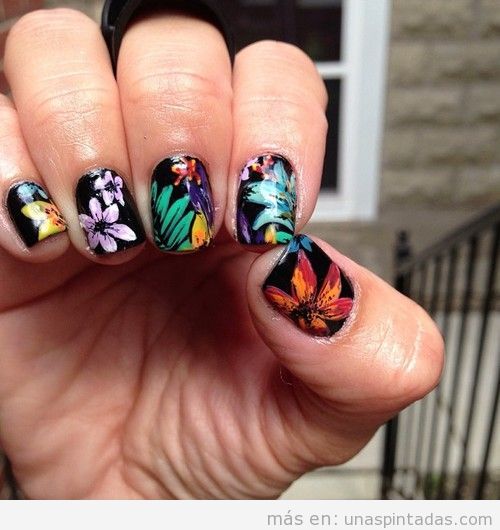 Diseño de uñas con flores tropicales y exóticas