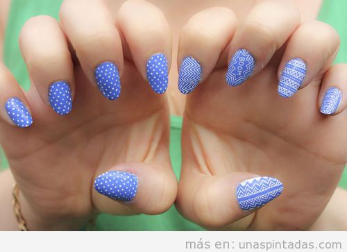 Decoración de uñas azul y blanco con lunares y zigzag