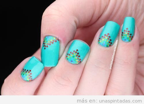 Diseño de uñas con arcoiris pixelado