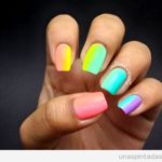 Diseño de uñas con colores degradado en colores neón