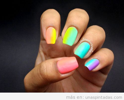 Diseño de uñas con colores degradado en colores neón