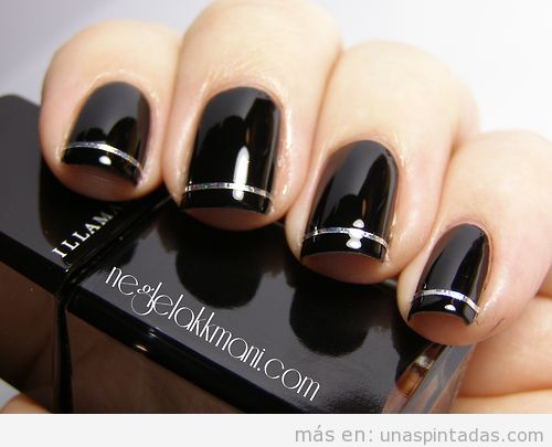 Decoración de uñas elegante en negro con raya plateada