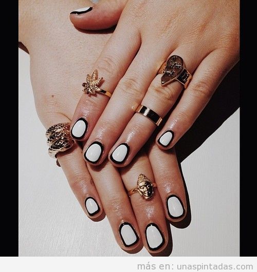 Decoración de uñas en blanco con bordes en negro, elegante y sencilla