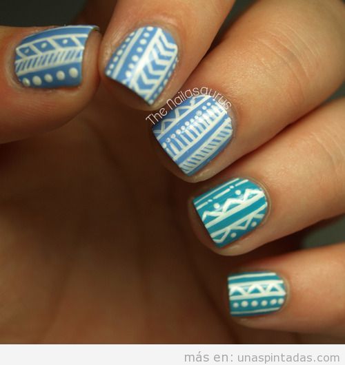Diseño de uñas tribal en azul y blanco para el verano