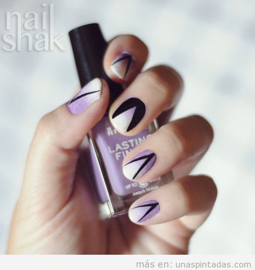 Decoración de uñas en degradado violeta con triángulos negros