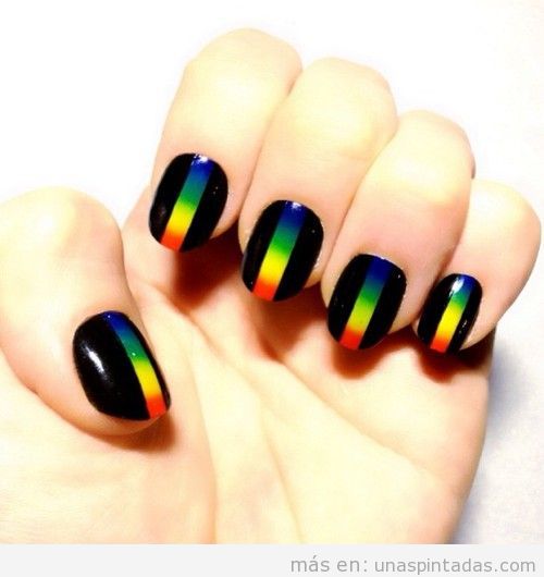 Decoración de unas en negro con una tira de arcoiris en medio
