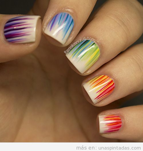 Diseño de uñas en arcoiris muy original