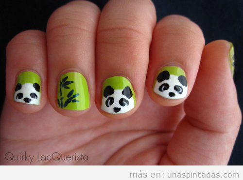 Decoración de uñas con un oso panda